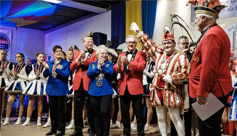 Prinz Walter I. (Schneider) stand im Mittelpunkt des Geschehens bei der großen Umsetzung der Karnevalsgemeinschaft Oberdreeser in der Ludwig-Fett-Halle.Fotos: JOST