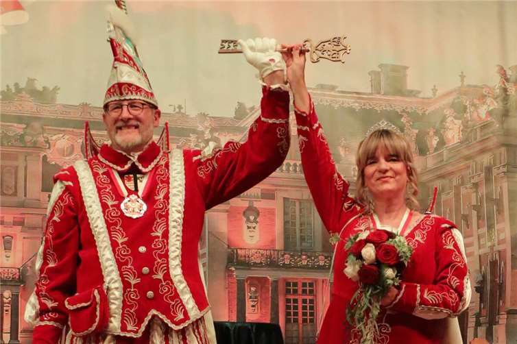 Prinz Walter I. und Prinzessin Monika III. mit dem goldenen Schlüssel von Arzheim.  Fotos: PSM/Michael Merz