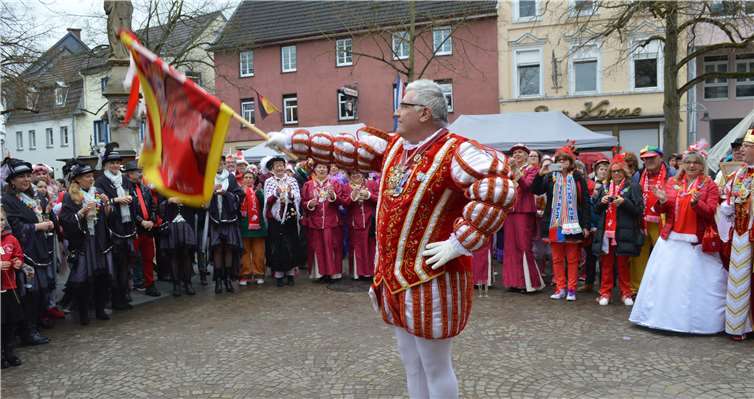 Prinz Werner schwenkte als ehemaliger Fähndelschwenker zu Ehren der Möhnen das Möhnefähndel. Foto: AB
