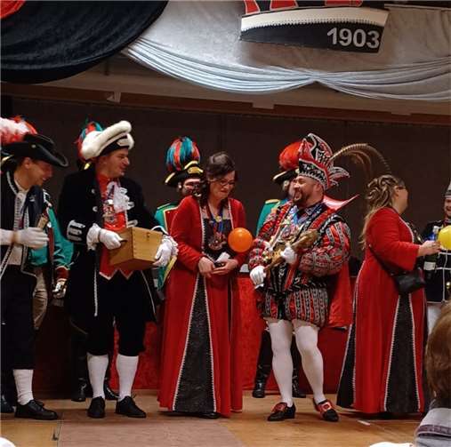 Prinz und Hofstaat haben sichtlich Spaß bei den Schützen.