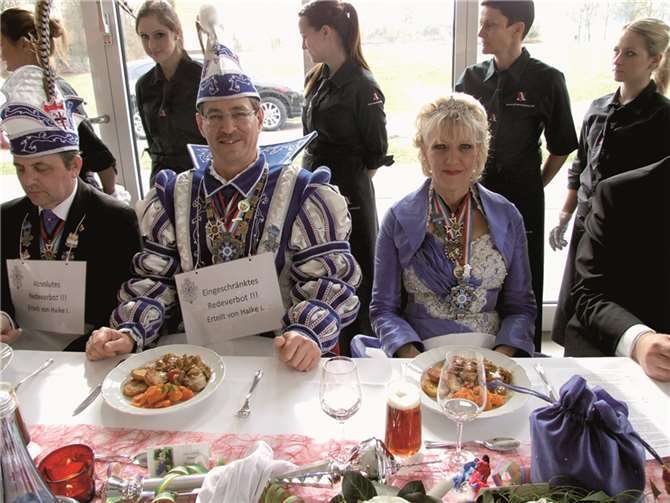 Prinz und Kanzler hatten Redeverbot beim „Liebesmahl“. Wamfo.de