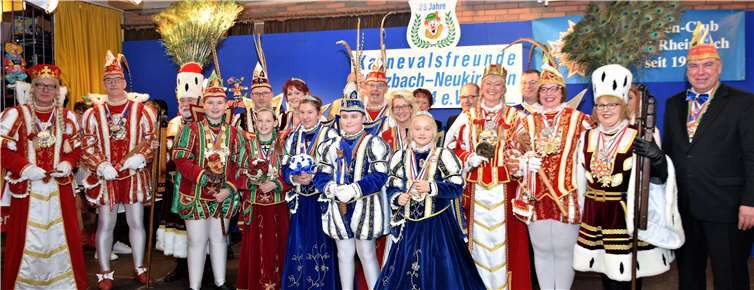 Prinzenclub-Vorsitzender Ralf Dahs übergab die Spenden an die Tollitäten aus dem Rheinbacher Stadtgebiet. EICH