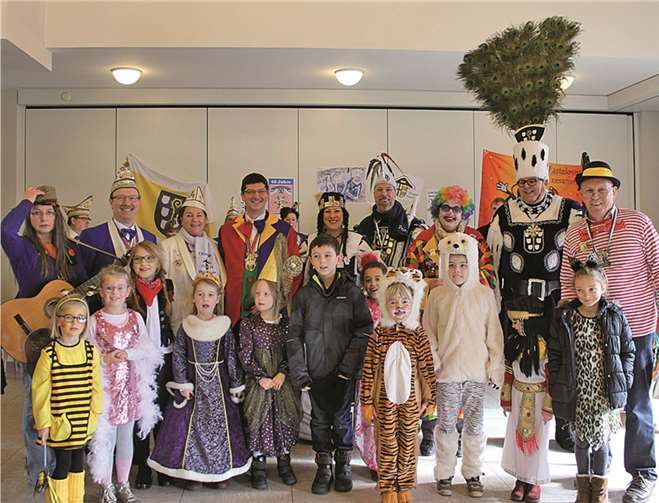 Prinzenempfang im Pfarrsaal Sankt Kunibert Heimerzheim hintere Reihe v. l. Angelika Patalas, Werner Hahnenberg, Ruth Lütz, Pater Marek, Jungfrau Rita Knepper, Prinz Frank Johannes I Knepper, Marion Hicketier, Bauer Godehard Ruppe und Rainer Schmitz.privat
