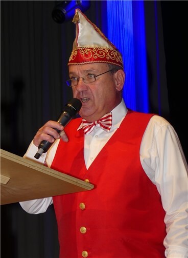 Prinzengarde-Vorsitzender Wolfgang Schmitz hieß die große Schar der Ochtendunger Jecken willkommen.