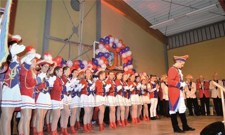 Prinzengarde und Weißjacken des SV und die KG Kripper Fente eroberten die Bühne.