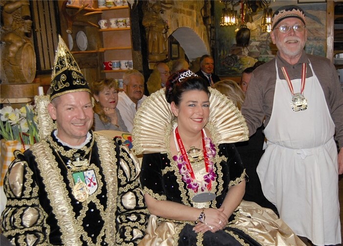 Prinzenpaar Peter II. und Biggi I. auf Werner Schäfers eigens eingerichtetem Prinzenthron. FA