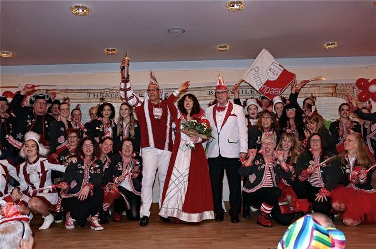 Prinzenpaar Sandra und Thomas Heinrichs, re.: Sitzungspräsident Jürgen Fleischer.  Foto: Werner Dreschers