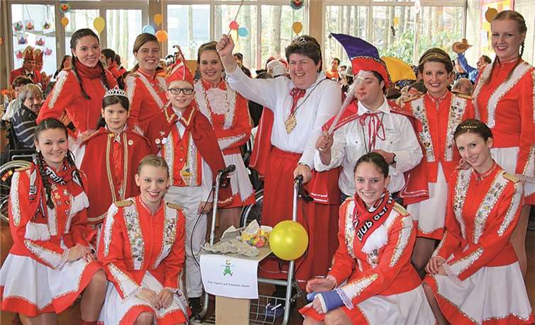 Prinzenpaar der Caritas Werkstätten mit dem Kinderprinzenpaar und der Funkengarde des BCC. Caritas-Werkstätten, Cochem