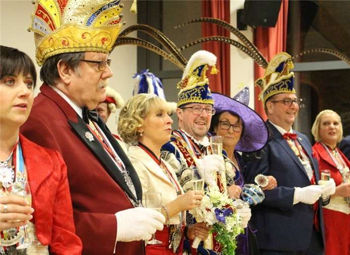 Prinzenpaar mit ‚Bergfräulein‘ und Festausschussmitglied.