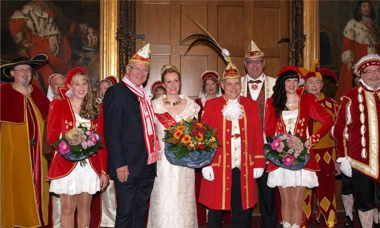 Prinzenpaar mit Gefolge und AKK-Präsident Franz-Josef Möhlich sowie Oberbürgermeister Prof. Dr. Joachim Hofmann-Göttig. Fotos: Udo Stanzlawski