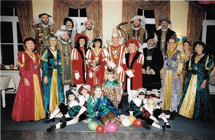 Prinzenpaar mit Hofstaat 1998.  Fotos: privat