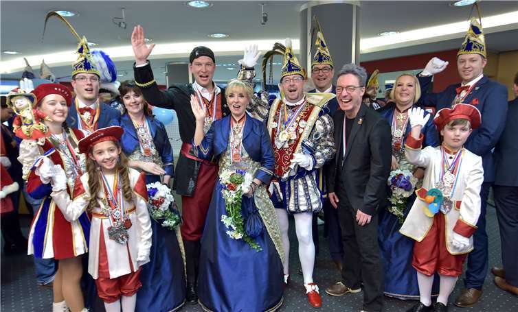 Prinzenpaar und Gefolge stellten sich gemeinsam mit KSK Vorstandsmitglied Christoph Weitzel, Filialleiter Norbert Tullius zum karnevalistischen Gruß in der Kundenhalle der Sparkassenfiliale am Johannesplatz auf. Foto: privat