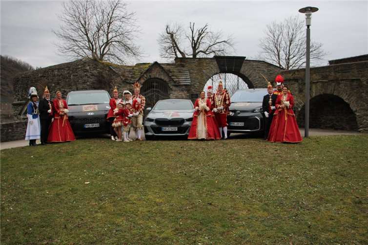 Prinzenpaar und der gesamte Hofstaat bedanken sich für die zur Verfügungen gestellten Autos. Foto: privat