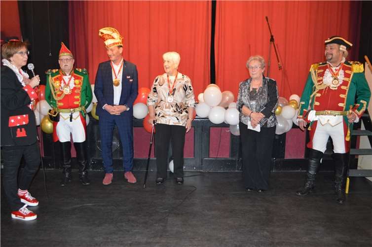 Prinzenvater´s Tochter Ingrid Efferz ehrte die Jubiläumstollitäten (v.l.): Joachim Press, Michael Heinen, Marlene Fassbender, Annelotte Traub und Kenneth Heydecke. Foto: AB
