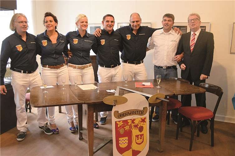Prinzessin Alexandra I. und Prinz Frank II. (3. und 4. v. l.) und ihr Hofstaat zeigten bei der offiziellen Vorstellung im Oberwinterer Rathaus, das bei ihnen tolle Stimmung garantiert ist. AB