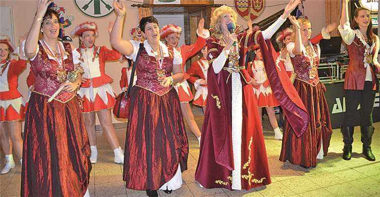 Prinzessin Angelika Schmidt aus Oedingen machte mit Hofstaat und Rheinhöhenfunken Oedingen den Fähnarren ihre Aufwartung. AB