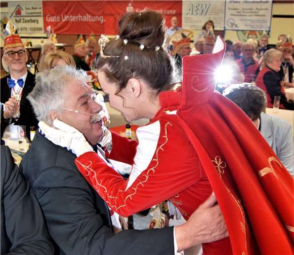 Prinzessin Astrid I. aus der Rheinbacher Kernstadt ehrte Alfred Leser mit ihrem persönlichen Orden.