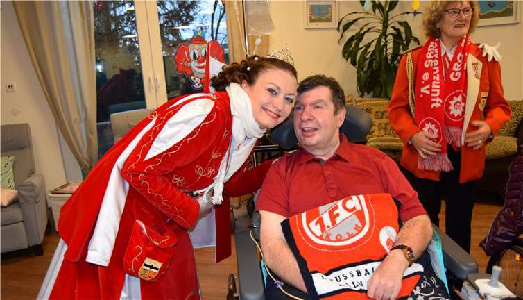 Prinzessin Astrid I hängte Ali ihren Prinzessinnen Orden um. privat