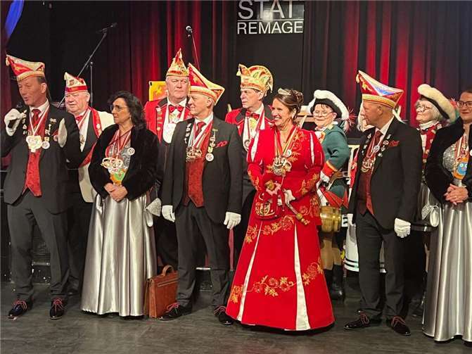 Prinzessin Beate I. mit ihrem Gefolge besuchte die Prunksitzung des Heimatvereins „Baachpörtzer“.  Foto: privat