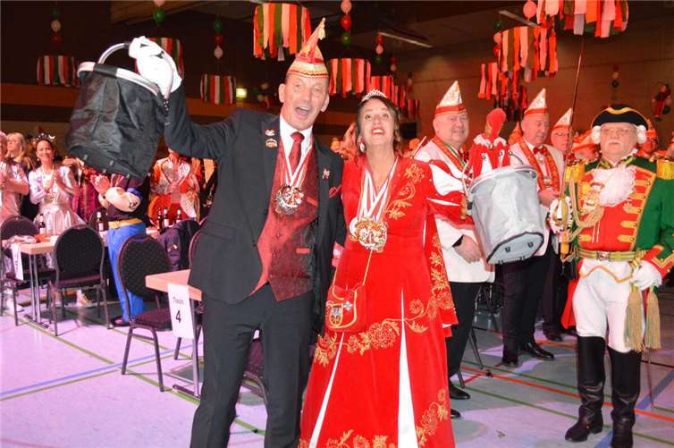 Tolles Programm mit Musik, Comedy und Tanz Prinzessin Beate erobert mit Hofmarschall Michael den Saal und die Bühne.