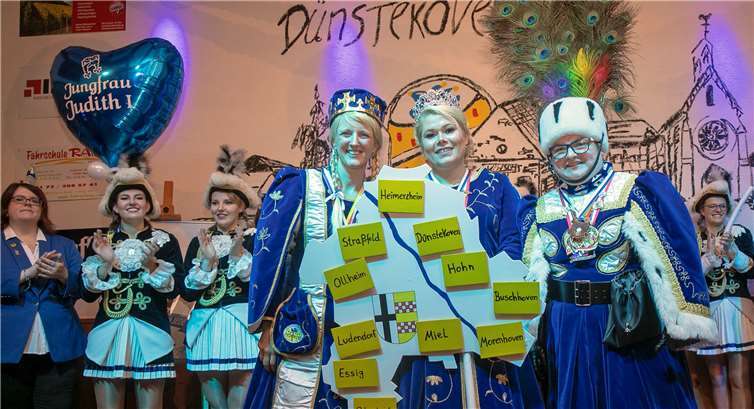 Prinzessin Chrissi I. (Christin Nettekoven), Bauer Anna I. (Grimberg) und Jungfrau Judith I. wurden in Dünstekoven zum neuen Damendreigestirn proklamiert.Fotos: JOST
