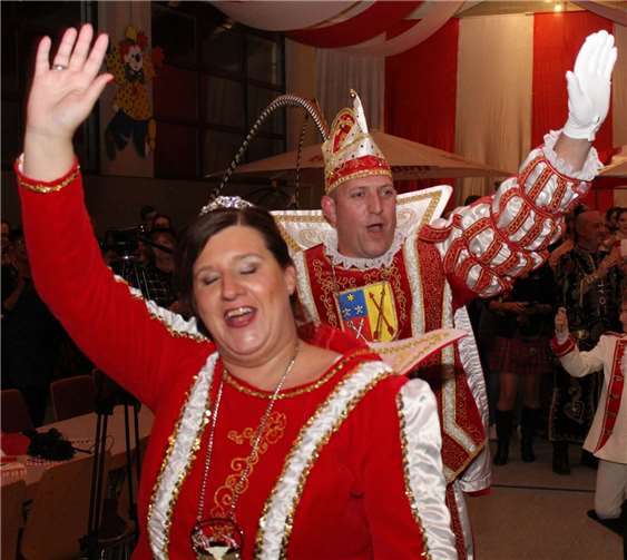 Alex I. und Dani I. regieren die Narren im Wehrer Breikessel Prinzessin Dani I. und Prinz Alex I. zogen als strahlende Regenten in die Römerhalle ein.