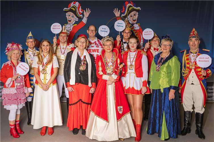 Impfaktion „Jeck auf Boostern“ Prinzessin Diana I., Verbandsbürgermeister Jan Ermtraud und die Vertreter der Karnevalsvereine rufen zur Impfung auf und werben für die Impfaktion „Jeck auf Boostern“. Foto: dietmarwalter-photography