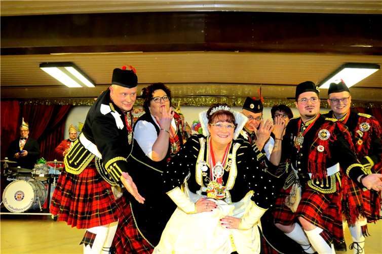 Prinzessin Drea mit ihrem Hofstaat. Fotos: AKR