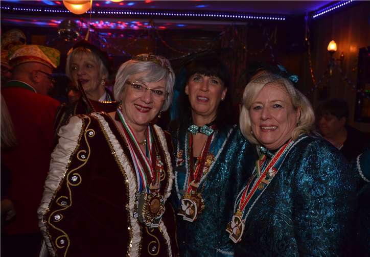 Lewe Leut feierten mit den Lewe Mädcha eine tolle Party Prinzessin Elisabeth I. bedankte sich bei Obermöhn Barbara und Ehrenobermöhn Erika für ihre tolle Unterstützung während der Session.