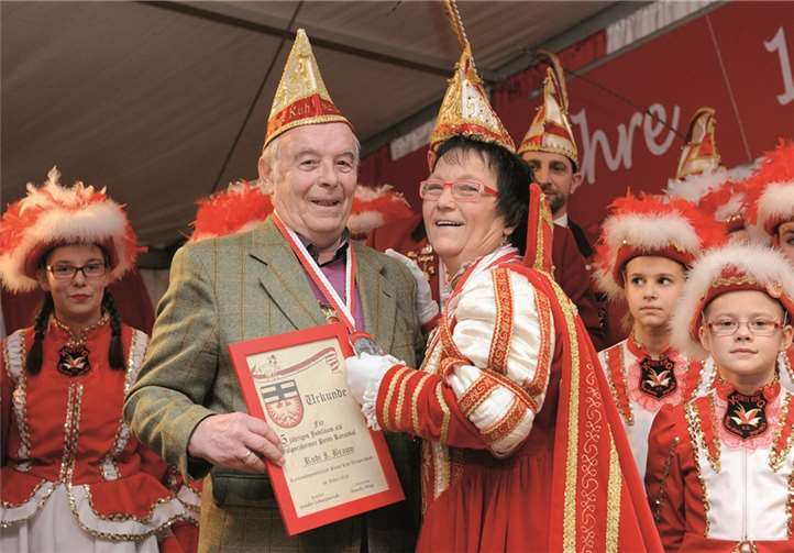 Prinzessin Erika Wolff überreicht eine Urkunde an Rudi Braun, der vor 25 Jahren Prinz in Walporzheim war.