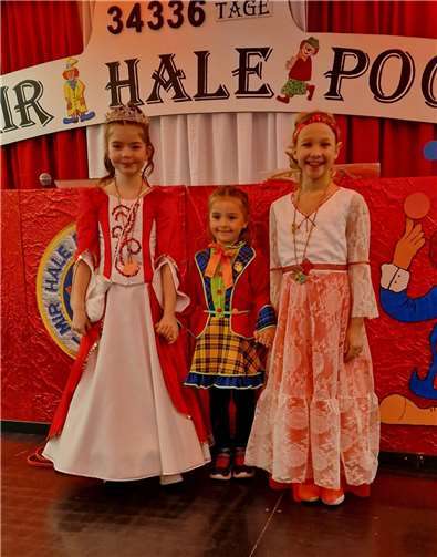 Prinzessin Hanna I. „aus dem Hochscheider Land, kein Prinz aber Marie an ihrer Hand“ und Prinzessin Marie I. „tobt, singt und lacht, auf dass hier die ganze Bude kracht“ mit Till Anni.