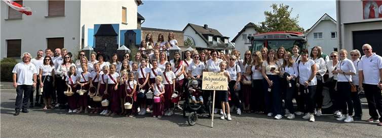 Prinzessin Ingrid I. Derra und Adjutantin Dagmar Platz (Mitte hinter Schild) sind sehr stolz auf ihre Truppe und freuen sich über diesen imposanten Zugbeitrag zum 160-jährigen Jubiläum der AKG.  Foto: AKG – Clara Pollig