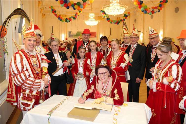 Prinzessin Ingrid I. aus Ahrweiler beim Eintrag ins Goldene Buch der Stadt.