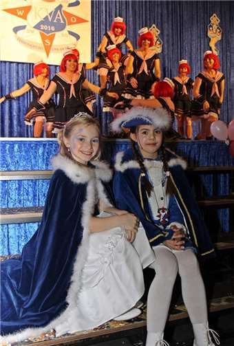 Prinzessin Jana Hausch verfolgt mit Pagin Jodie Göbel das Programm in der Limeshalle.