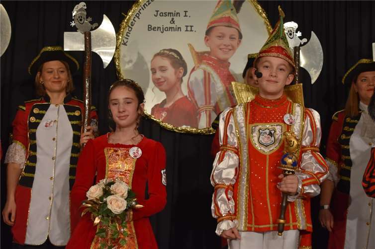 Prinzessin Jasmin I. (Riede) und Prinz Benjamin II. (Marx) wurden feierlich in ihre Ämter eingeführt und überzeugten mit einer fehlerfrei vorgetragenen Rede.