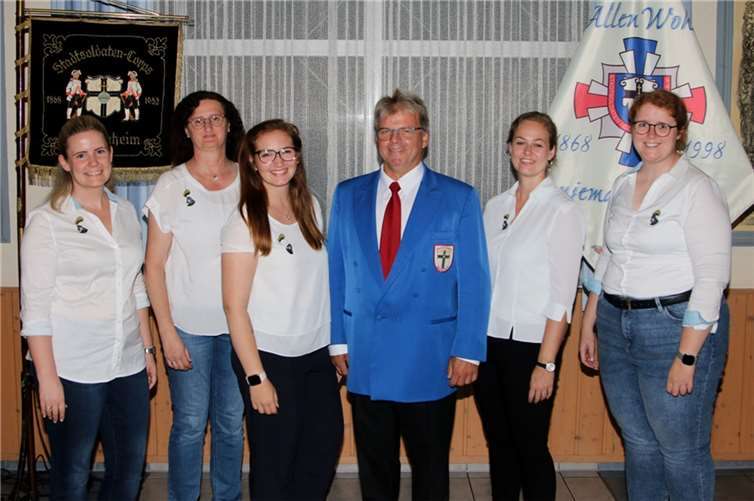 Prinzessin Johanna (Mitte), nebst Kommandant Peter Klee und Adjutanten. Foto: Stadtsoldaten-Corps 1868 Meckenheim e. V.