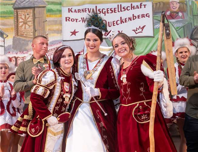 Prinzessin Kathi I. (Regh), Jungfrau Janina I. (Lückerath) und Bäuerin Lena I. (Anna-Lena Schwalb) regieren ab sofort die Jecken der KG Rot-Weiß Queckenberg.Foto: JOST