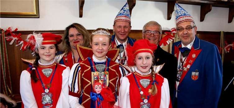 Prinzessin Lea I., mit ihren Pagen Lena und Lucia, gratulierte zusammen mit KG-Chef Manfred Himmelbach und Gerhard Hausen dem Ordensträger. DL