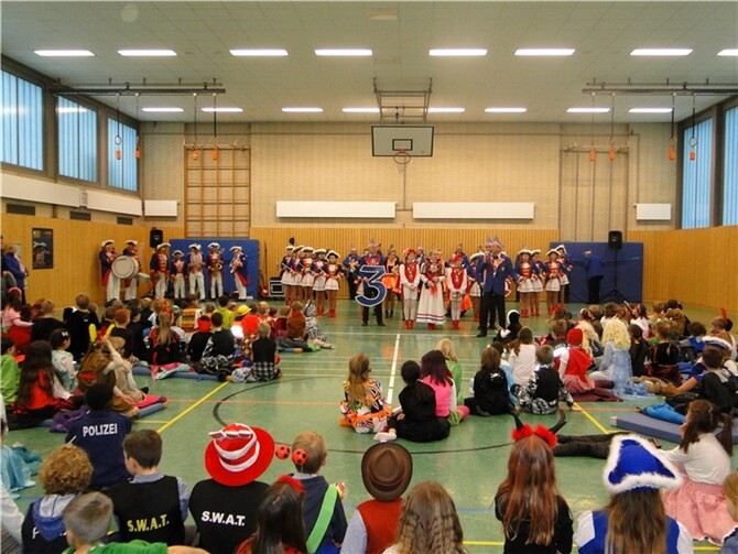 Prinzessin Lea I. mit ihren Pagen und der Tanzgarde sorgten für Stimmung bei den Schülern. privat