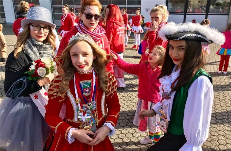 Prinzessin Lilli I, ihre Mutter, Pagin Amelya und Mitglieder der Burggarde.Fotos: privat