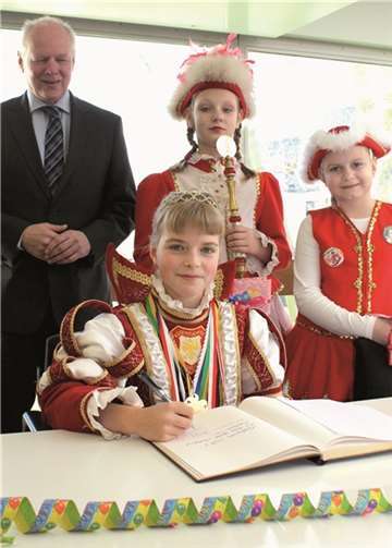 Prinzessin Marie I. trägt sich ins Goldene Buch der Gemeinde ein.