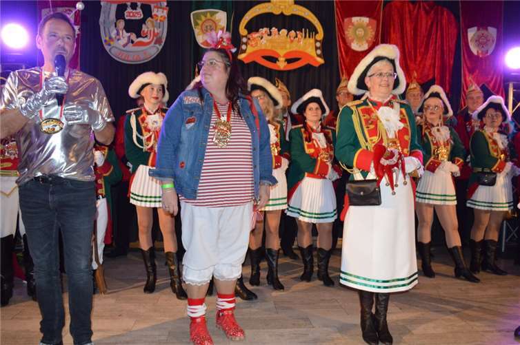 Prinzessin Natalie, bereits wieder in Prinzengarde-Uniform, wird von Bürgermeister Björn Ingendahl verabschiedet.