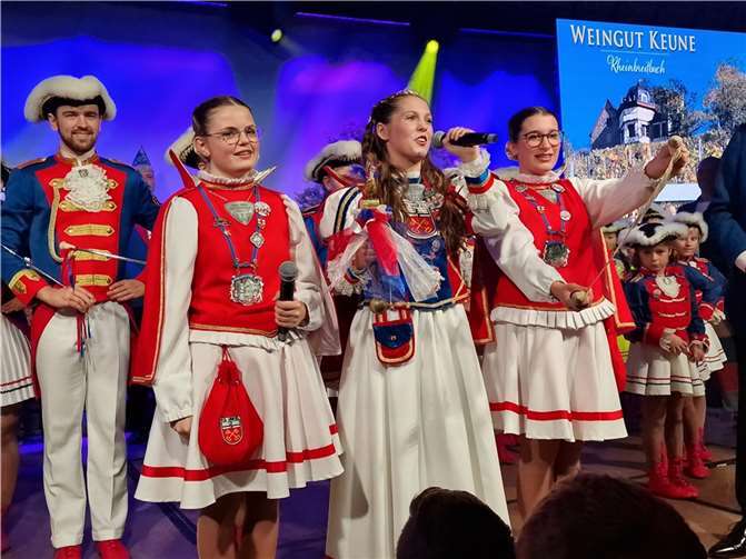 Prinzessin Nele I. (Mitte) zwischen ihrenPaginnen Hanna (l.) und Jana begrüßt das närrische Volk.  Fotos: AWi