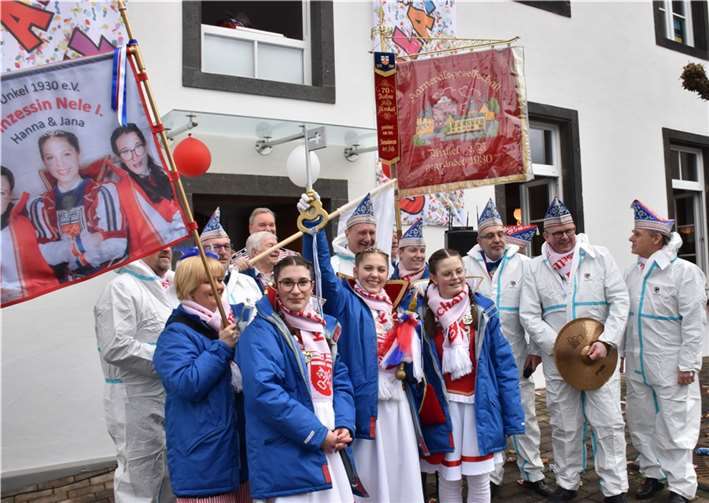 Prinzessin Nele freut sich über den Stadtschlüssel, dennStadtbürgermeister Gerhard Hausen hatte zuvor mit einer weißen Fahne kapituliert.