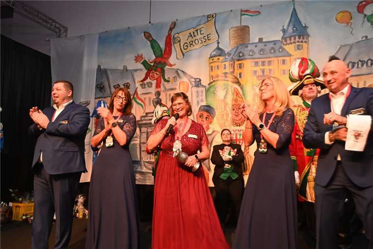 Prinzessin Nicole I. (Walsdorf) mit ihrem Hofstaat wurde erstmals dem närrischen Publikum vorgestellt. Fotos: SK