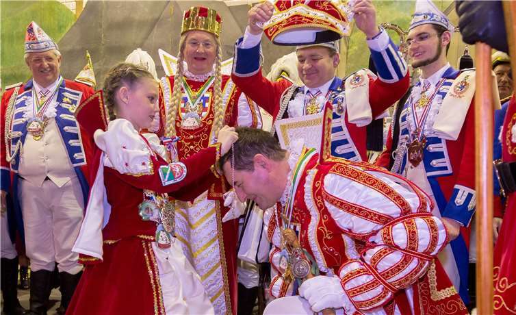 Prinzessin Pia I. ehrt Prinz Michael II.Günter Barczewski