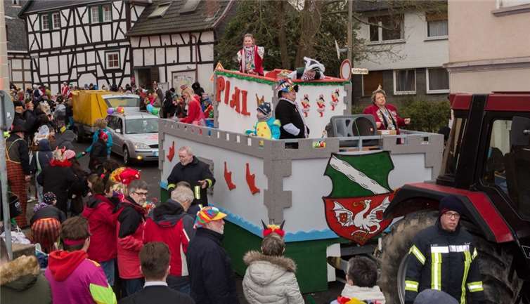 Prinzessin Pia I. thronte hoch oben auf ihrem prachtvollen Wagen. privat