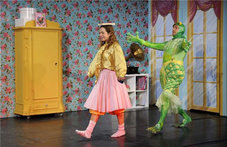 Prinzessin Rosalie (Eva Wiedmann) und der Froschkönig (Dominik Penschek) verstehen sich prächtig.Schlosstheater