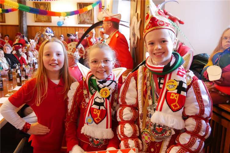 Prinzessin Rosalie (Mitte) mit Prinz Henry und Pagin Mathilda.