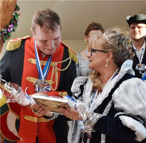 Prinzessin Sabine überreicht Thomas Vis Orden und Geschenk.